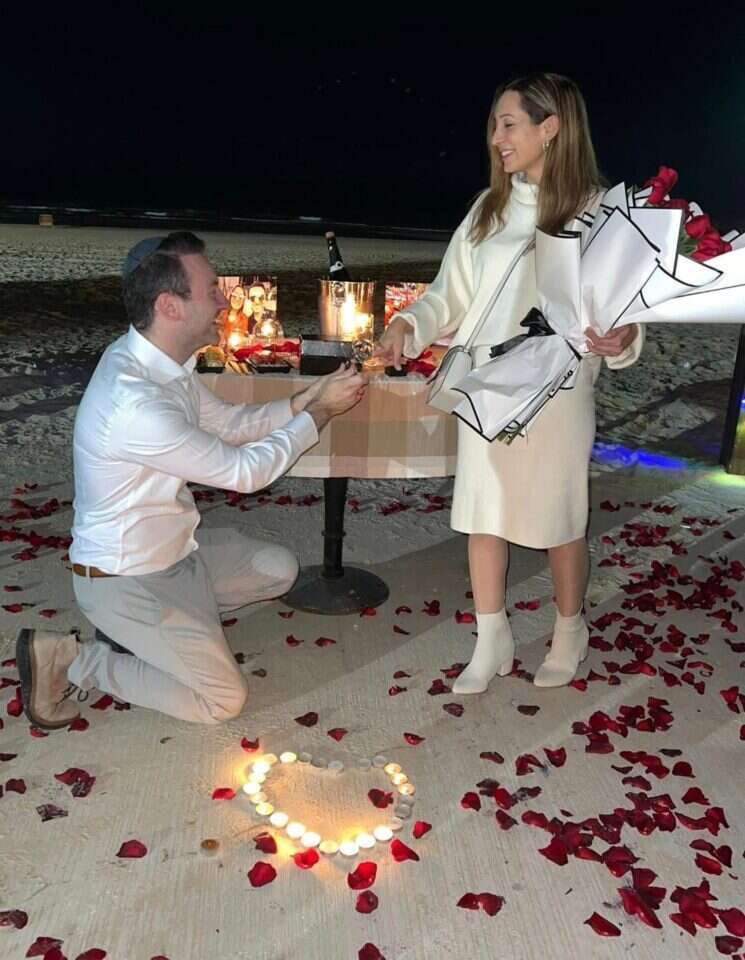 דניאל זמל מציע נישואין לשרית.