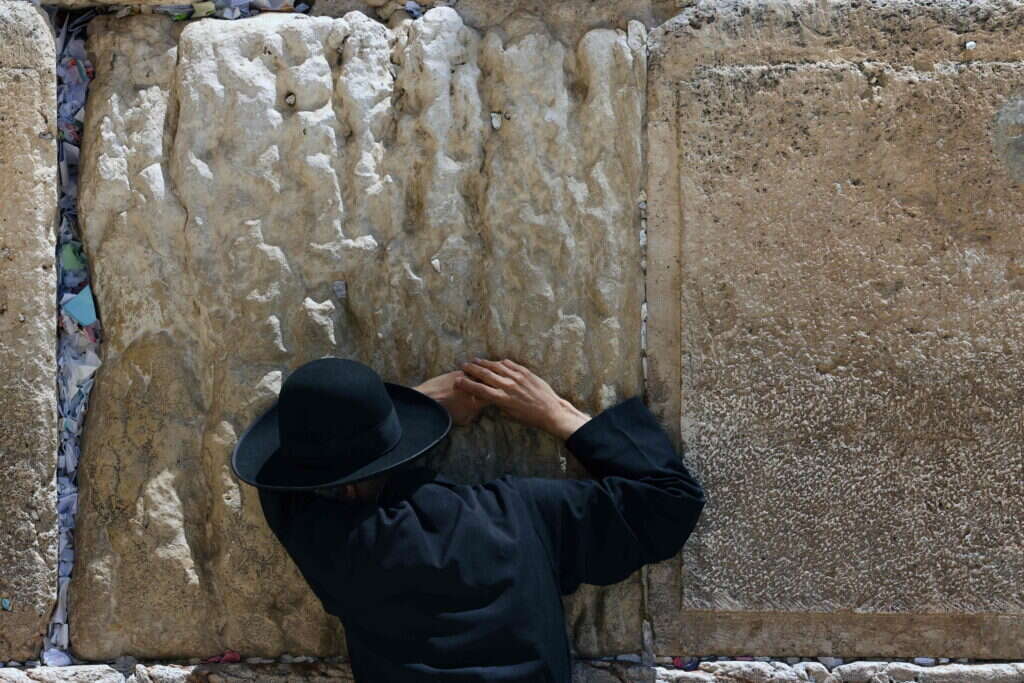 מתפלל בכותל. | AFP מתפלל בכותל. | AFP