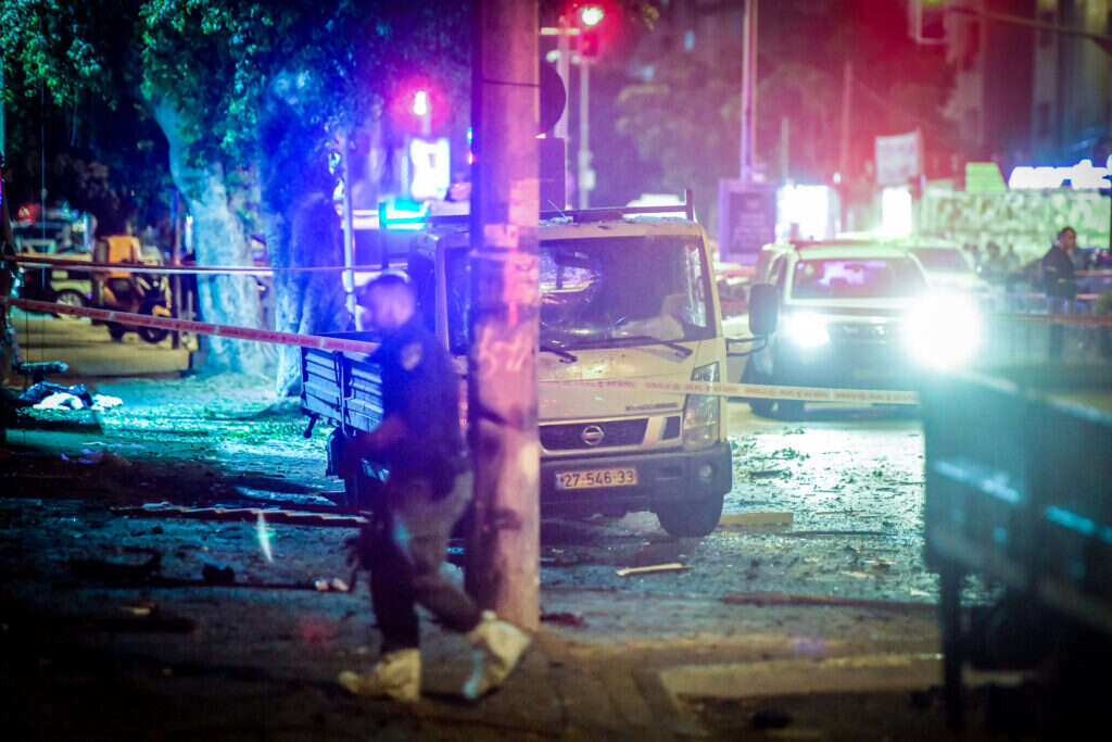 זירת הפיצוץ בתל-אביב. | אבשלום ששוני, פלאש 90 זירת הפיצוץ בתל-אביב. | אבשלום ששוני, פלאש 90