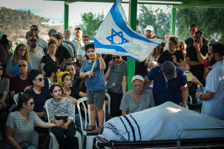 אלה, רעייתו של גדעון פרי הי"ד, תושב קדומים שנרצח בפיגוע באזור התעשייה בר-און, עם ילדיהם בהלוויתו | אריק מרמור, פלאש 90