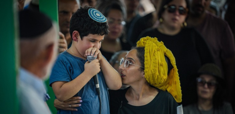 רגב, בנו של גדעון פרי הי"ד שנרצח בפיגוע בפארק התעשייה בר-און, בהלווייתו בבית העלמין בקדומים.