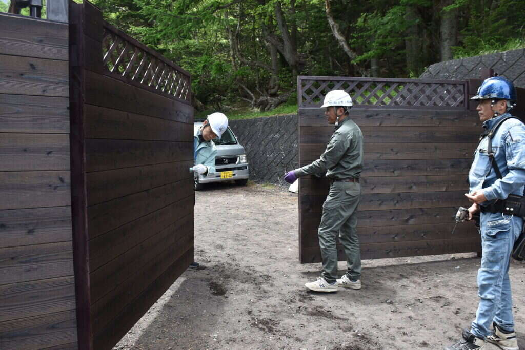מחסום שנועד לדלל תיירים מול הר פוג'י, יפן. | AFP מחסום שנועד לדלל תיירים מול הר פוג'י, יפן. | AFP