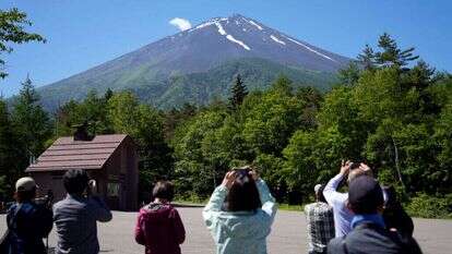 תיירים מול הר פוג'י, יפן. | EPA תיירים מול הר פוג'י, יפן. | EPA