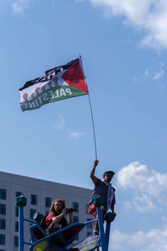 מפגינים אנטי ישראלים בוועידת המפלגה הדמוקרטית. | AFP