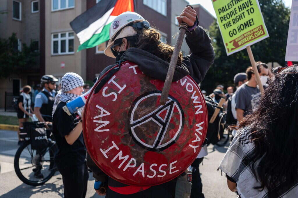 מפגינים אנטי ישראלים בוועידת המפלגה הדמוקרטית. | AFP