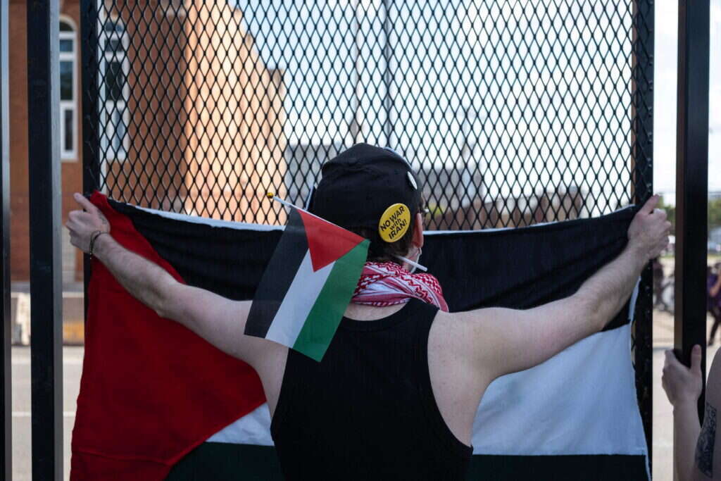 מפגינים אנטי ישראלים בוועידת המפלגה הדמוקרטית. | AFP