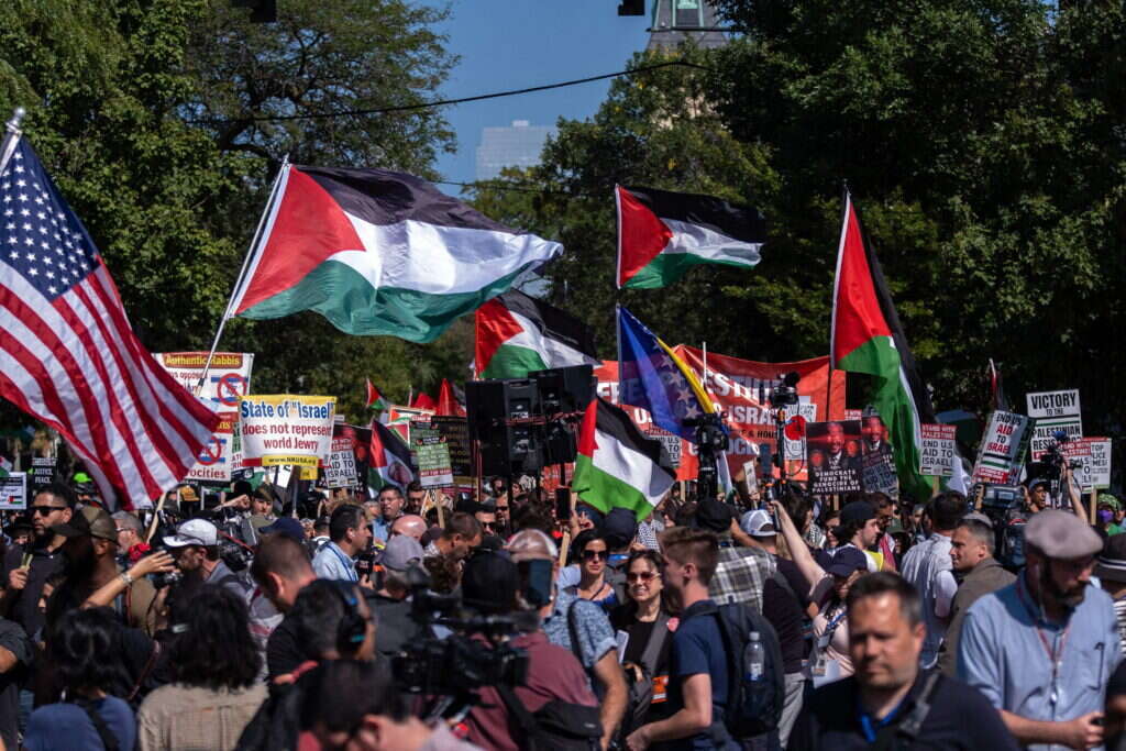 מפגינים אנטי ישראלים בוועידת המפלגה הדמוקרטית. | AFP