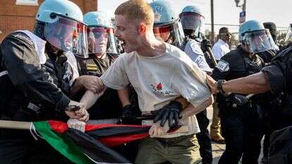 מפגינים אנטי ישראלים בוועידת המפלגה הדמוקרטית. | AFP