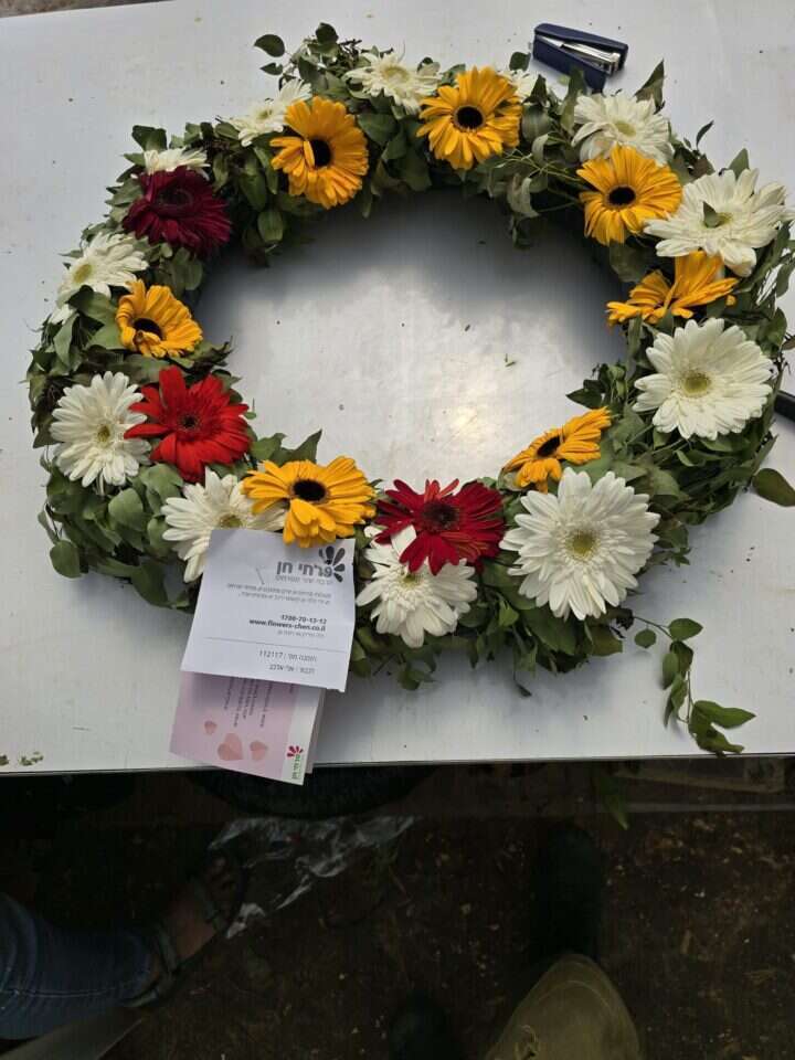 זר הפרחים שנשלח למשפחת התצפיתנית החטופה לירי אלבג בידי גורמים איראניים. באדיבות משפחת אלבג