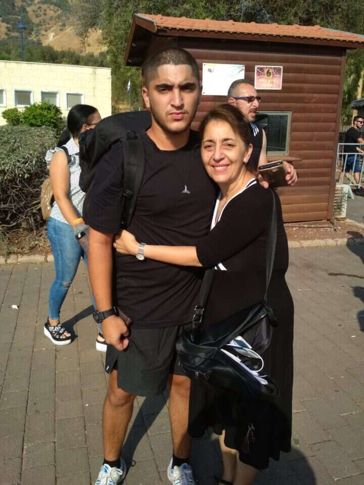 שרה שוורץ עם שגב הי"ד. באדיבות המשפחה שרה שוורץ עם שגב הי"ד. באדיבות המשפחה