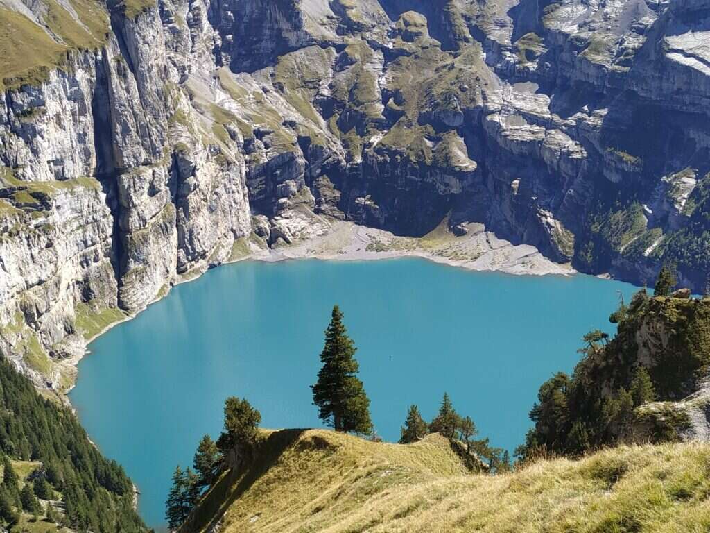 אגם אושיננסי שבאלפים השווייצריים. | זאבי פילזר אגם אושיננסי שבאלפים השווייצריים. | זאבי פילזר