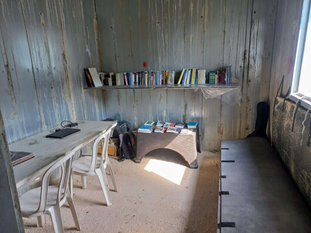 ממ"ד בגבול הצפון שהפך לספרייתו של אריאל סרי־לוי