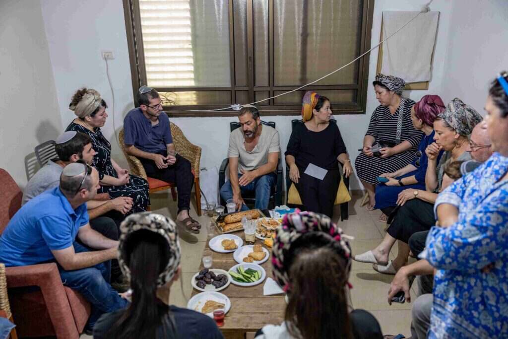 "הוא היה גבר־גבר וגם מתוק". אמונה ויהונתן בהצעת הנישואין ביום העצמאות. | באדיבות המשפחה "הוא היה גבר־גבר וגם מתוק". אמונה ויהונתן בהצעת הנישואין ביום העצמאות. | באדיבות המשפחה