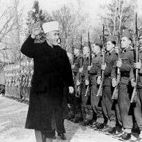 המופתי הירושלמי חאג' אמין אל־חוסייני עם מתנדבים בוסנים לוואפן אס־אס, 1941. | גטי אימג'ס