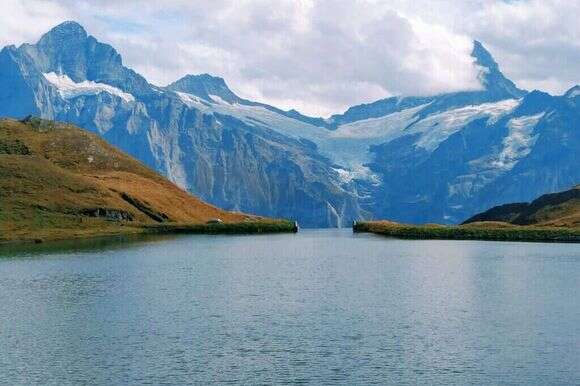 אגם בכלפסי שבאלפים השווייצריים. | זאבי פילזר