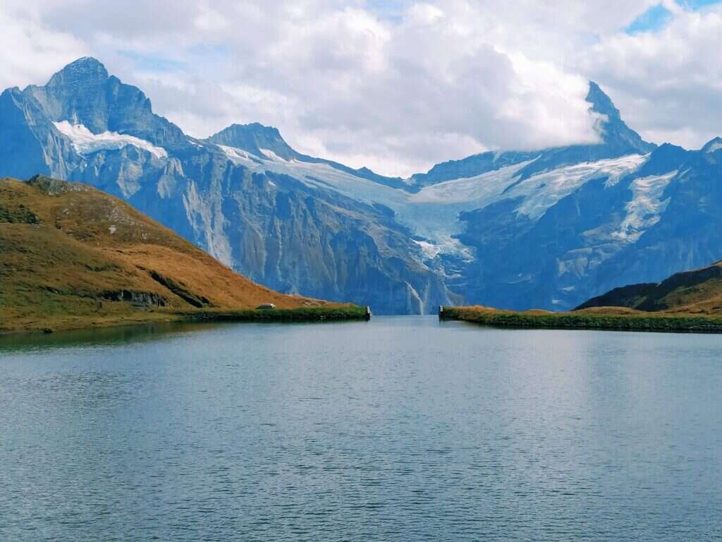 אגם בכלפסי שבאלפים השווייצריים. | זאבי פילזר אגם בכלפסי שבאלפים השווייצריים. | זאבי פילזר