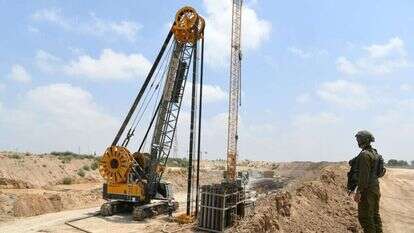 הקשר בין כאן לשם. עבודות לבניית "הקיר החכם" בגבול רצועת עזה, יולי 2019. | יוסי זליגר