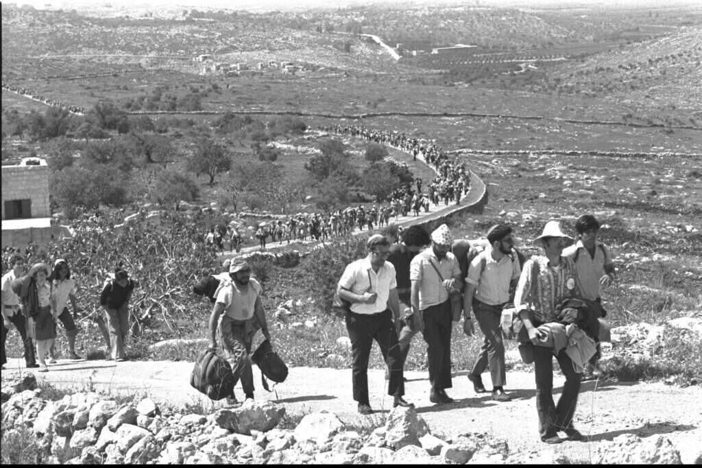 "הצלחנו בכמה דברים". צעדת השומרון מטעם גוש אמונים, 1975. | משה מילנר, לע"מ