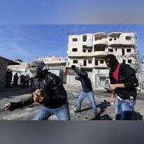 פורעים ערבים זורקים אבנים בשכונת שועפאט בירושלים. | סילמאן חאדר, פלאש 90