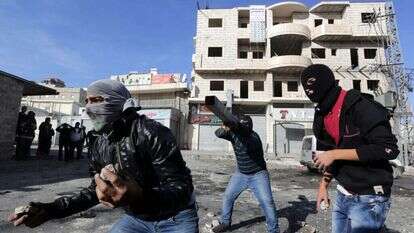 פורעים ערבים זורקים אבנים בשכונת שועפאט בירושלים. | סילמאן חאדר, פלאש 90