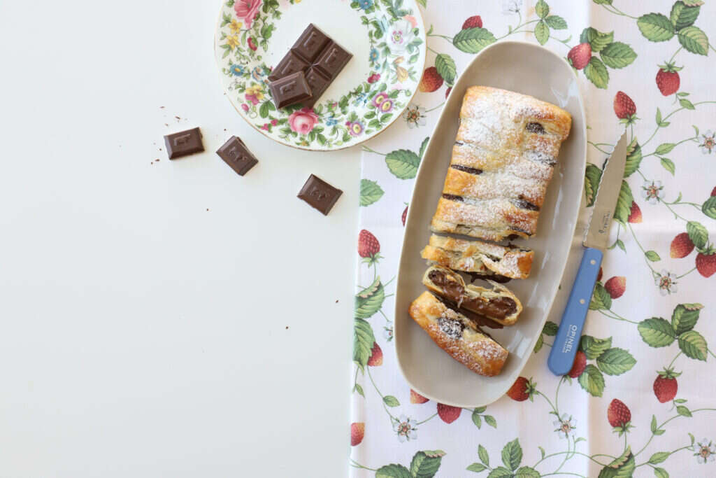 צמת בצק עלים במילוי חבילת שוקולד. | אפרת ליכטנשטט