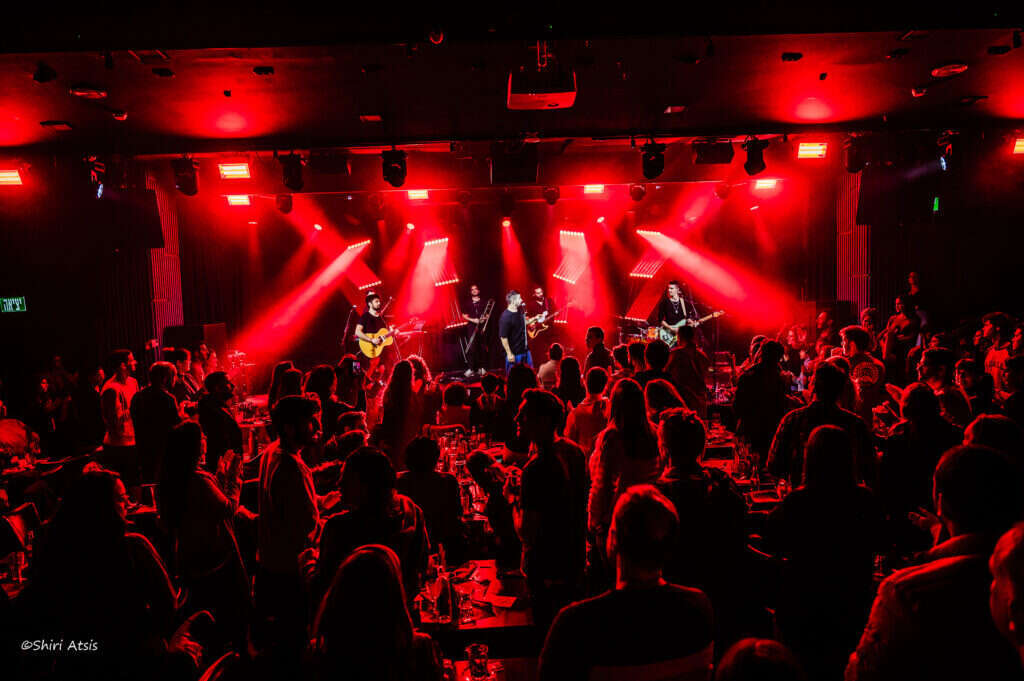 "להיות רגע אור בשיגעון, לתת חיוך, חיבוק". הולנדר בהופעה. | שיר עציץ