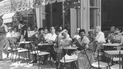 בין בדידות לשותפות, בין אליטה להמון ובין הגברי לנשי. בית קפה בתל־אביב, 1957. | פריץ כהן, לע"מ