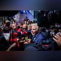 מה שהיה הוא שיהיה. לפיד בין המפגינים. | אבשלום ששוני, פלאש 90