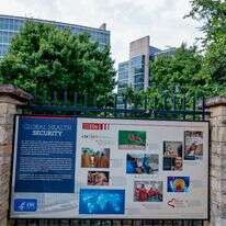 שלט מידע על אבעבועות הקוף ליד מטה ה־CDC האמריקני באטלנטה, השבוע. | EPA