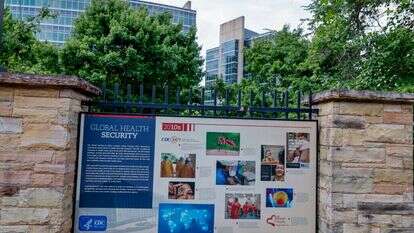 שלט מידע על אבעבועות הקוף ליד מטה ה־CDC האמריקני באטלנטה, השבוע. | EPA