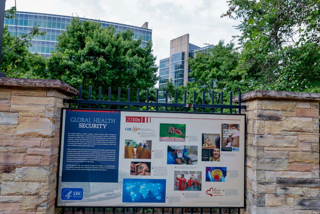 שלט מידע על אבעבועות הקוף ליד מטה ה־CDC האמריקני באטלנטה, השבוע. | EPA