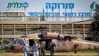 פינוי פצועים לבית החולים סורוקה בבאר שבע | פלאש 90 פינוי פצועים לבית החולים סורוקה בבאר שבע | פלאש 90