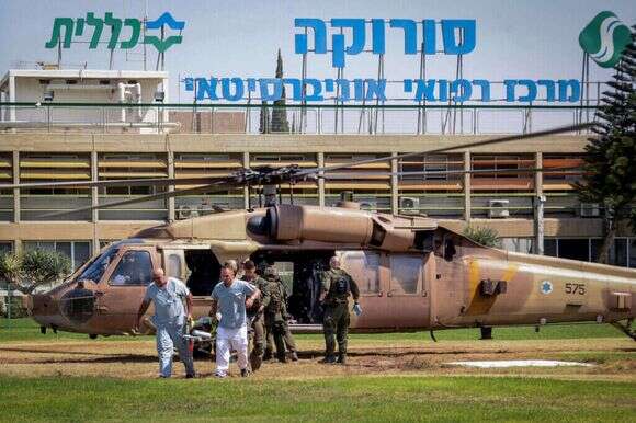 פינוי פצועים לבית החולים סורוקה בבאר שבע | פלאש 90 פינוי פצועים לבית החולים סורוקה בבאר שבע | פלאש 90