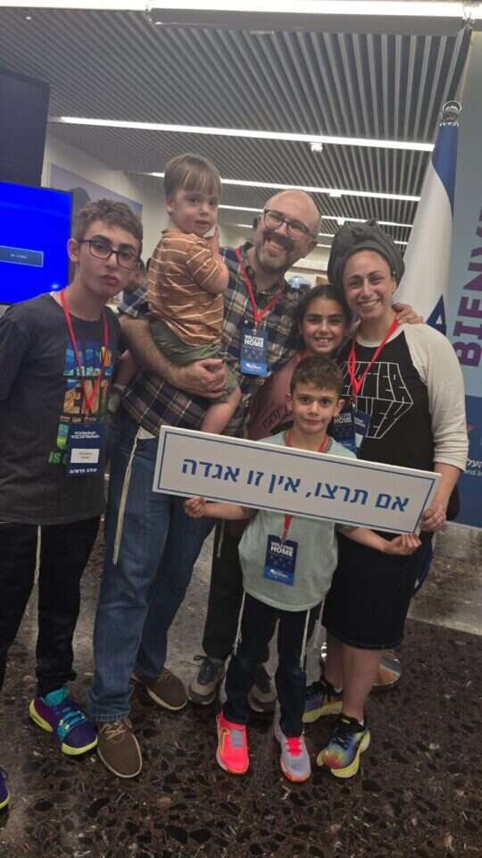 העולים החדשים בנמל התעופה בן גוריון. | נפש בנפש