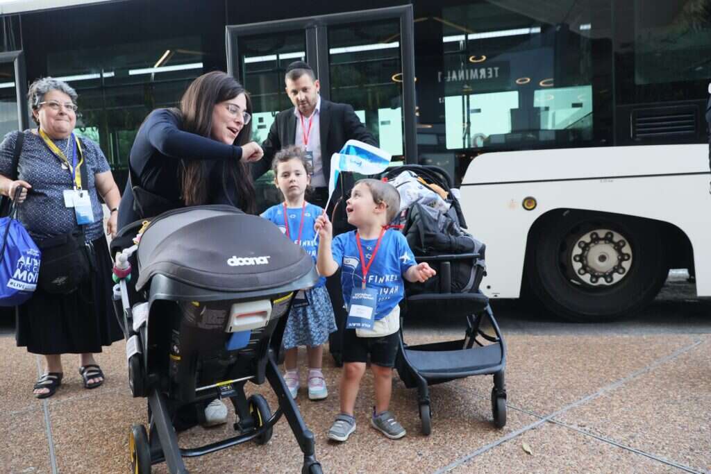 העולים החדשים בנמל התעופה בן גוריון. | סיון שחור, לע"מ