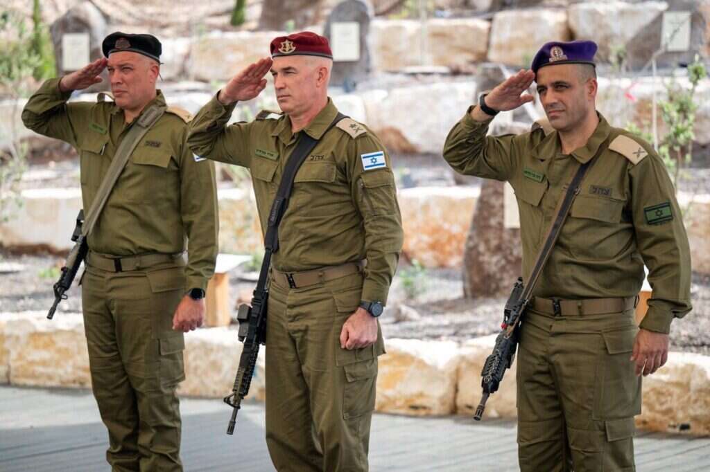 מימין לשמאל: דדו בר כליפא, אורי גורדין ומורן עומר, בטקס חילופי מפקד אוגדה 36. | דובר צה"ל