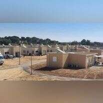 המבנים הזמניים של חברי קיבוץ חולית בנגב, השבוע. | אלישיב רייכנר