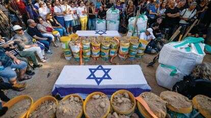 הלוווייתו של אברהם מונדר ז"ל, שגופתו חולצה מעזה, השבוע בניר־עוז. | חיים גולדברג,פלאש 90