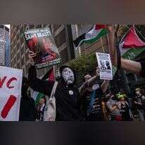 מפגינים פרו־פלסטיניים מחוץ לוועידה הלאומית הדמוקרטית בשיקגו, ביום שלישי שעבר. | איי.אף.פי