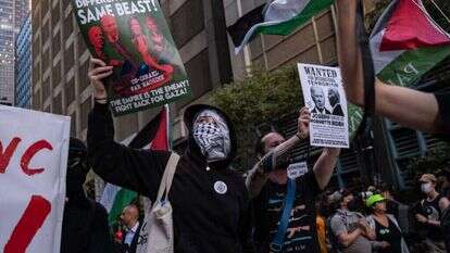 מפגינים פרו־פלסטיניים מחוץ לוועידה הלאומית הדמוקרטית בשיקגו, ביום שלישי שעבר. | איי.אף.פי