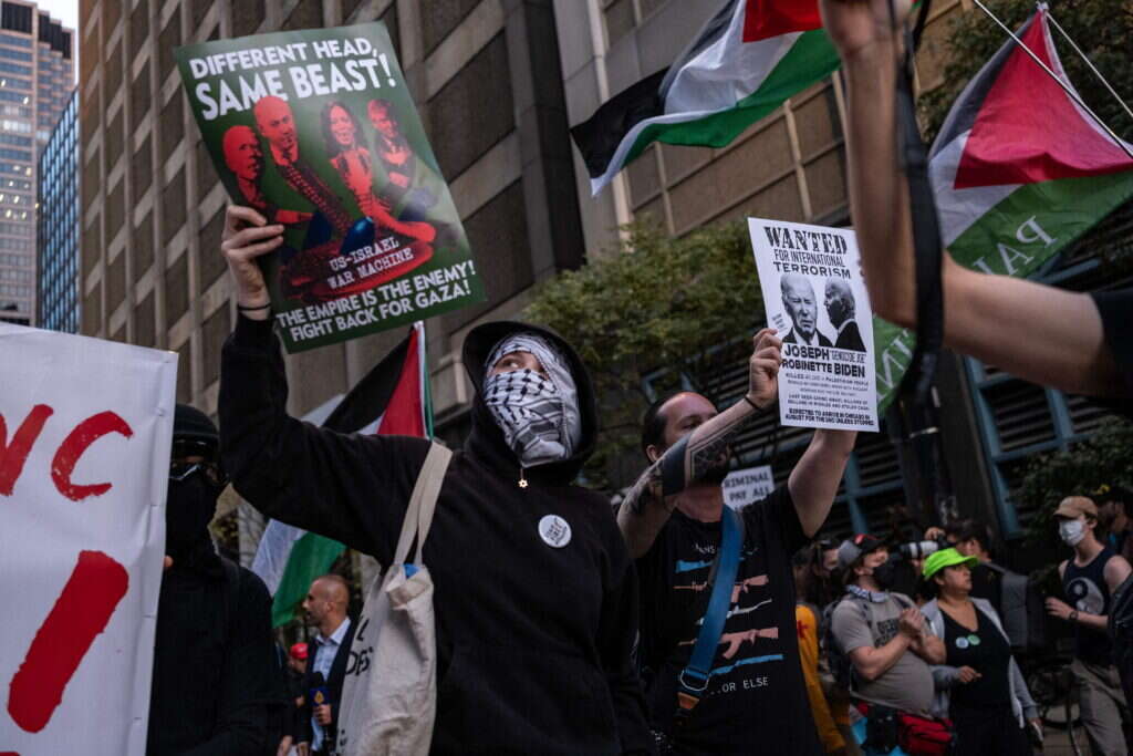 מפגינים פרו־פלסטיניים מחוץ לוועידה הלאומית הדמוקרטית בשיקגו, ביום שלישי שעבר. | איי.אף.פי