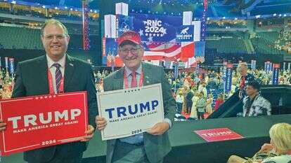 מארק צל (מימין), יו"ר המפלגה הרפובליקנית בישראל, עם אריאל סנדר, בוועידת המפלגה שהתקיימה לפני כחודש במילווקי. | המפלגה הרפובליקנית בישראל