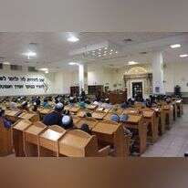 כשיש אזעקה, רצים לעמוד ליד ארון הקודש. בית המדרש בישיבת אביר יעקב. | ישיבת בני עקיבא אביר יעקב נהריה