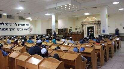 כשיש אזעקה, רצים לעמוד ליד ארון הקודש. בית המדרש בישיבת אביר יעקב. | ישיבת בני עקיבא אביר יעקב נהריה