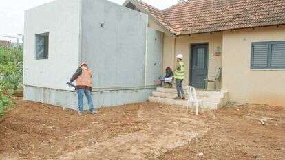 בניית ממ״דים בכפר יובל במועצה אזורית מבואות החרמון, במסגרת פרויקט מיגון בתים פרטיים, בתכנית "מגן הצפון" של צה"ל, משרדי הביטחון והאוצר. 4 נובמבר 2021 | אייל מרגולין - ג׳יני