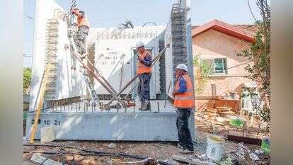 בניית ממ״דים בכפר יובל במועצה אזורית מבואות החרמון, במסגרת פרויקט מיגון בתים פרטיים, בתכנית "מגן הצפון" של צה"ל, משרדי הביטחון והאוצר 4 נובמבר 2021 | אייל מרגולין - ג׳יני 04/11/2021