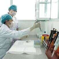 רופאים סינים במעבדה. | גטי אימג'ס