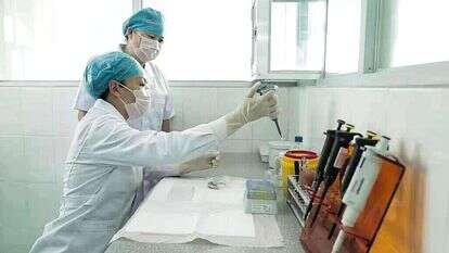 רופאים סינים במעבדה. | גטי אימג'ס