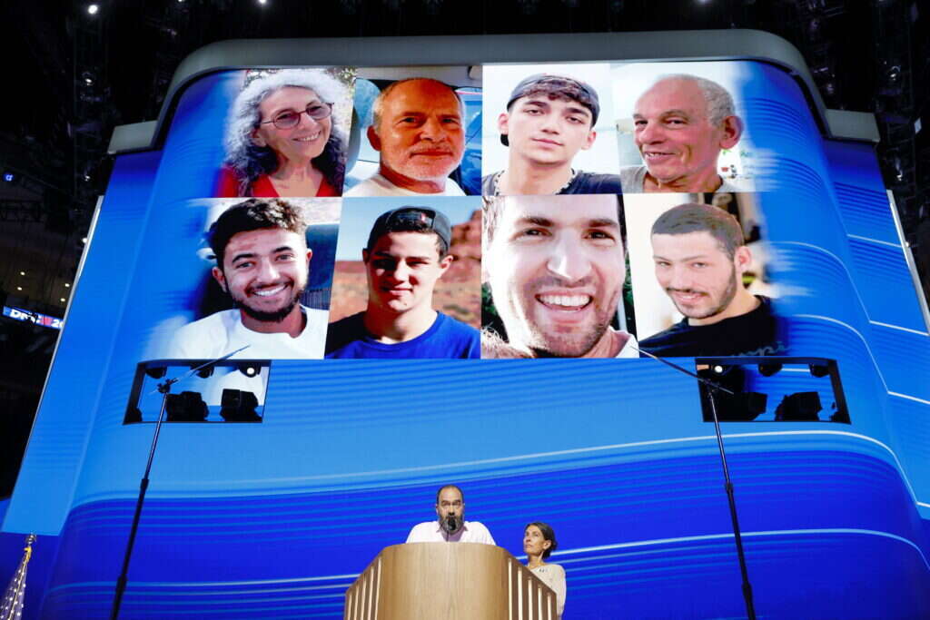 הוריו של הרש גולדברג-פולין בעת שנשאו דברים בוועידה הדמוקרטית. | EPA