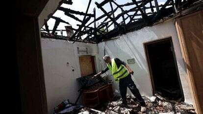 בית הרוס בקריית שמונה כתוצאה מירי חיזבאללה. | EPA בית הרוס בקריית שמונה כתוצאה מירי חיזבאללה. | EPA